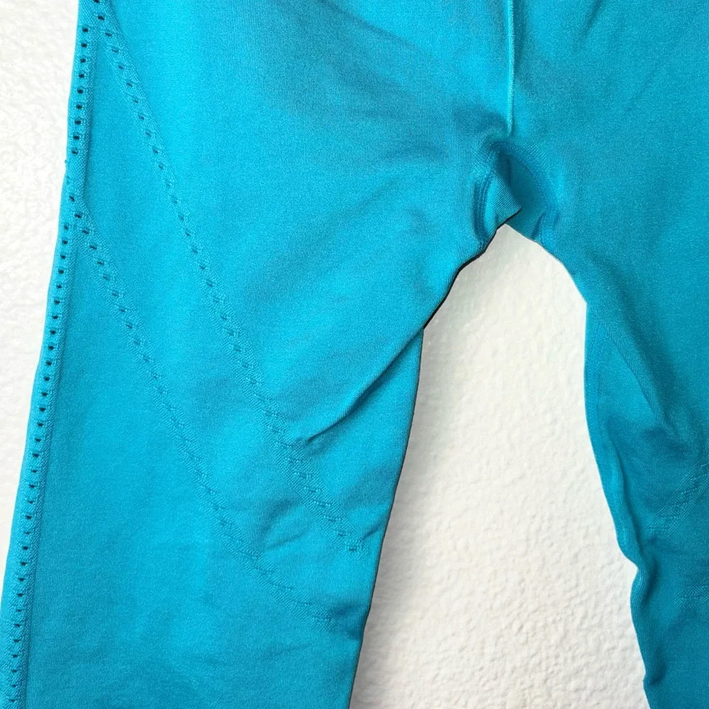 Fabletics High-Waisted Seamless Dot Capri Women's Size XS Geyser Blue